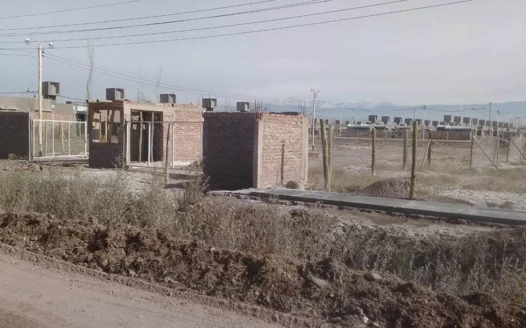 Viviendas y terrenos en una fotografía incluida en el material de Videla I